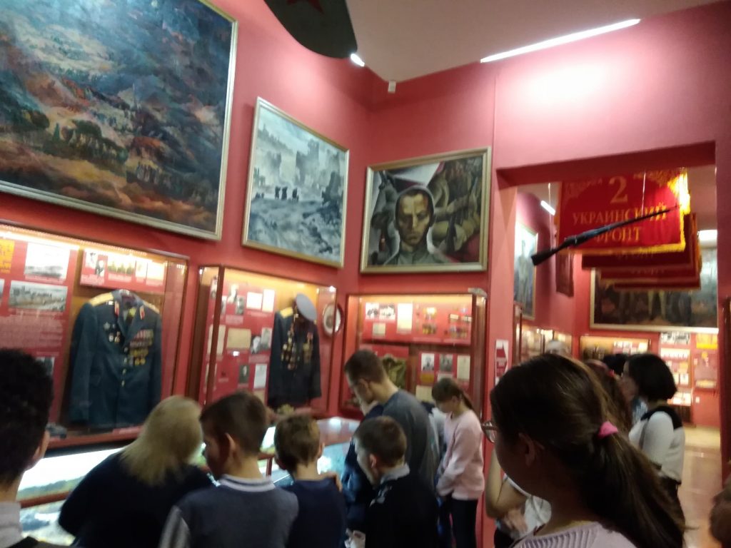 Учащиеся школы во время осенних каникул ездили в город Самара на экскурсию в музеи города .