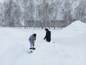 Волонтеры. Уборка снега.