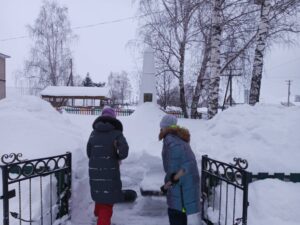 уборка территории возле Обелиска