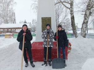 уборка территории возле Обелиска