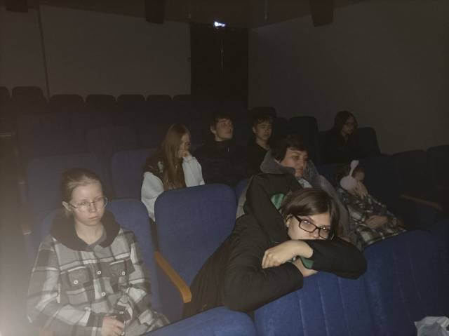 Учащиеся 7-9 классов побывали в кинозале МИР на премьере нового фильма. «Онегин»