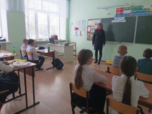 Инспектор рассказала ребятам о правилах юных пешеходов и велосипедистов