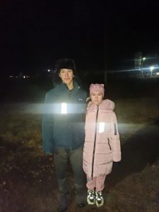 Я «освещаюсь» в свете фар — водитель увидит меня издалека и успеет затормозить.