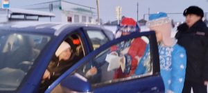 активисты ЮИД в костюмах Деда Мороза и Снегурочки с сотрудником ГИБДД Аитовой Н.В.