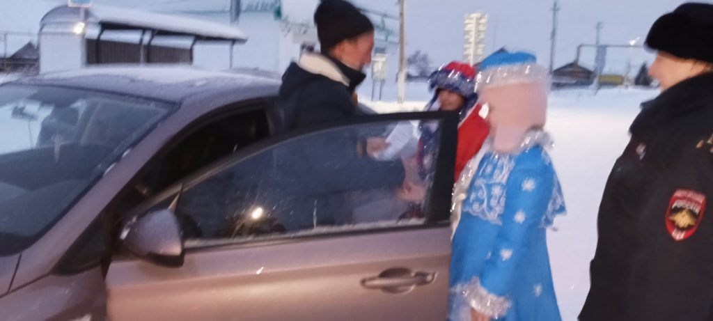 активисты ЮИД в костюмах Деда Мороза и Снегурочки с сотрудником ГИБДД Аитовой Н.В.