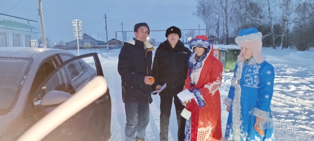 активисты ЮИД в костюмах Деда Мороза и Снегурочки с сотрудником ГИБДД Аитовой Н.В.