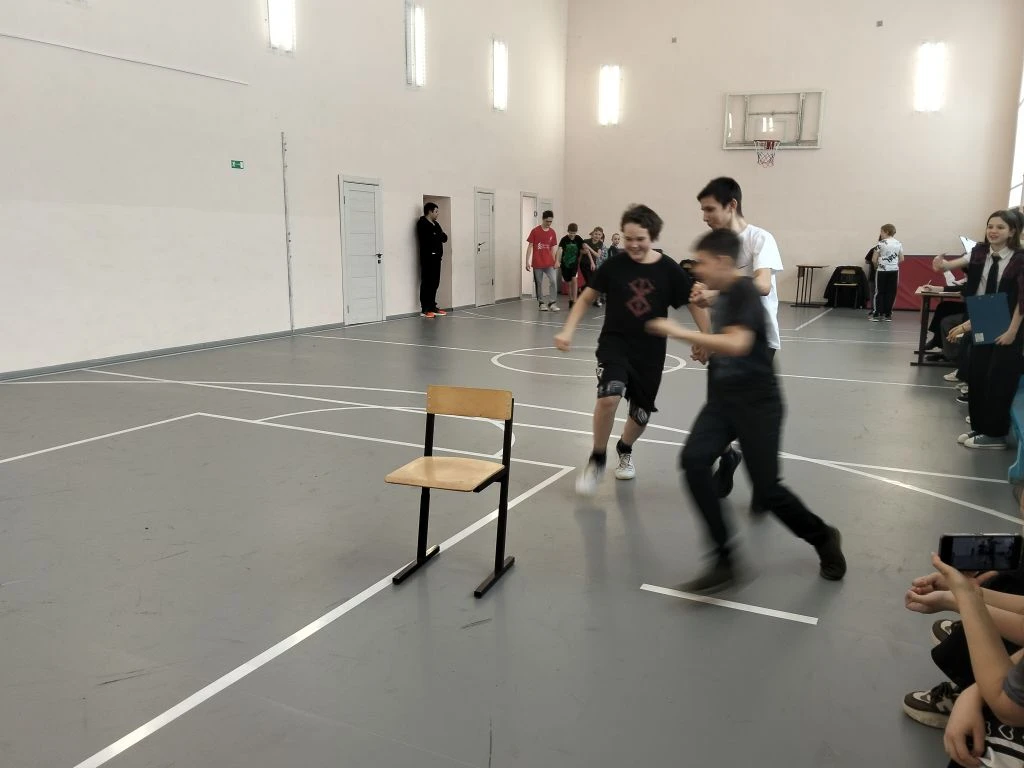 А ну-ка, мальчики! Сила, ловкость и командный дух!