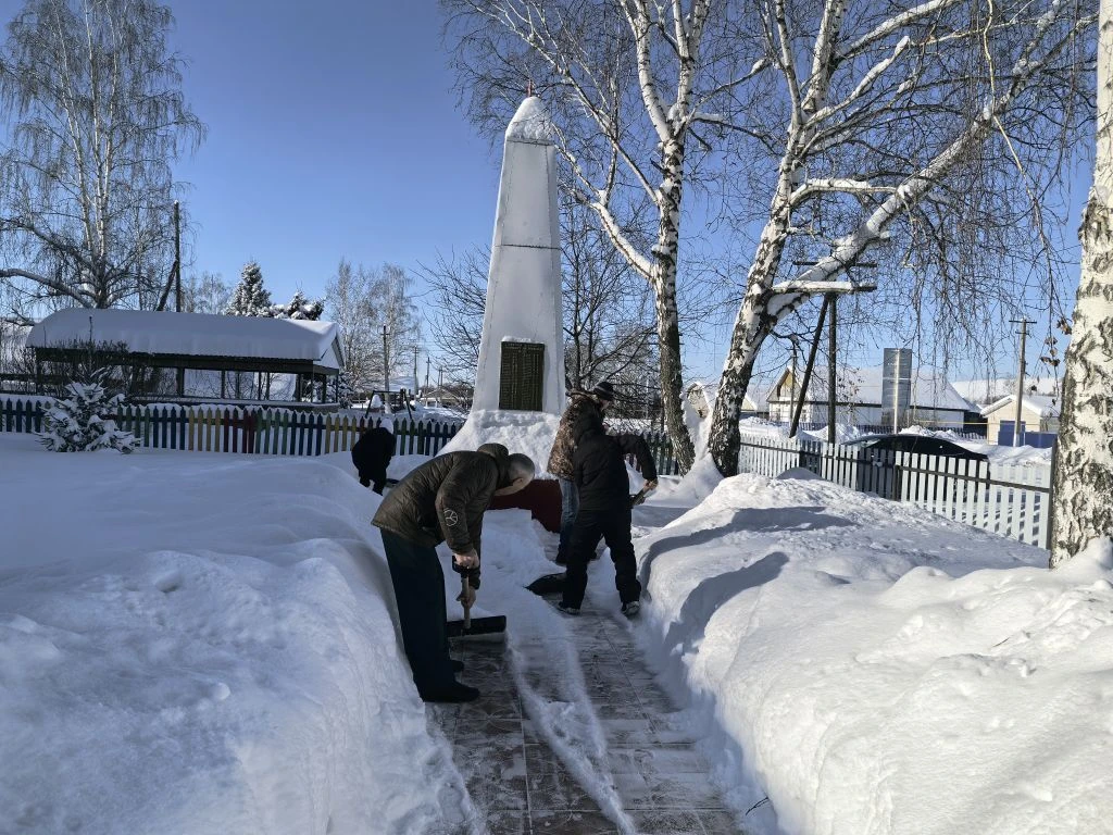 "Отцовская гвардия": Уроки памяти и труда у обелиска.