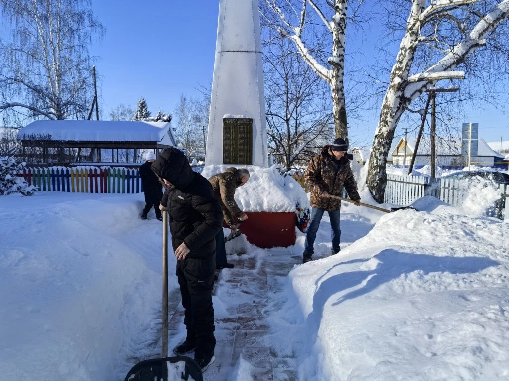 "Отцовская гвардия": Уроки памяти и труда у обелиска.