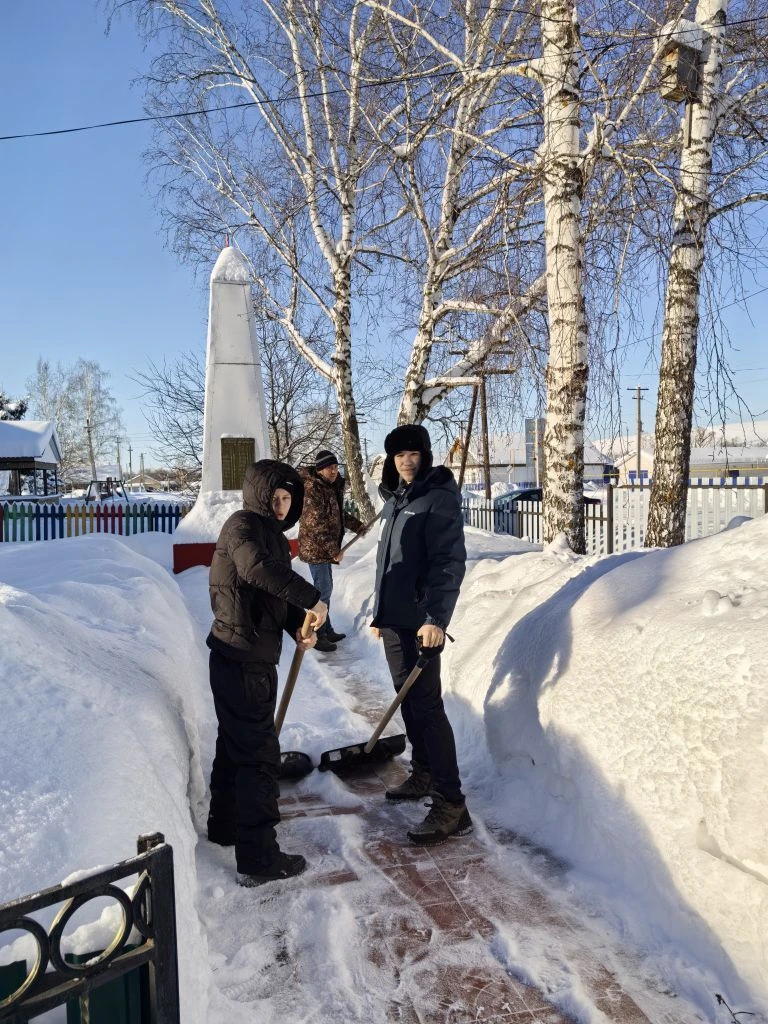 "Отцовская гвардия": Уроки памяти и труда у обелиска.